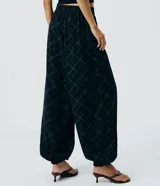 Pantalón aladín de viscosa negro con estampado de cuadros y diseño abombachado con puños ajustados en los tobillos.