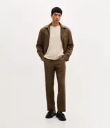 Pantalón de vestir masculino con corte recto y diseño sastre. Presenta cintura con pasantes, cierre tradicional y bolsillos laterales. Confeccionado en tejido de poliéster con un toque de elastano para mayor comodidad.