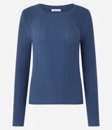 Suéter de punto acanalado color beige, con cuello redondo y mangas largas. Confeccionado en tejido tricot con textura suave y ajuste al cuerpo.