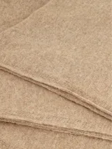 Bufanda de punto color beige, de estilo clásico y versátil.