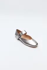 Balerina roja de cuero sintético con punta ligeramente afilada y tira ancha con hebilla metálica.