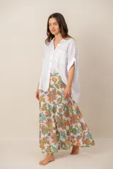 Pollera larga con estampado floral colorido sobre base off-white, de corte recto y largo hasta los tobillos.