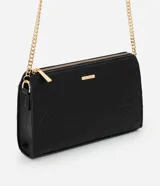 Cartera bandolera pequeña de poliuretano color negro con diseño acolchado geométrico. Cuenta con cierre superior metálico y asa de cadena dorada.