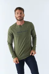 Remera verde militar de manga larga con cuello redondo y estampado con la marca "Brookfield" en el pecho.