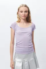 Top color beige de manga corta con escote amplio.