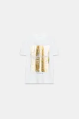 Camiseta de cuello redondo y manga corta con estampado metalizado dorado y texto a contraste en el frente.