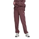 Pantalón de jogging New Balance color marrón con logo estampado en blanco.