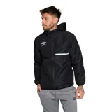Campera rompevientos Umbro modelo Pluie, color negro, con capucha, cierre frontal completo y bolsillo horizontal con cierre en el pecho. Presenta logo de la marca estampado en blanco.