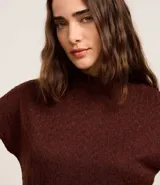 Blusa de mujer color marrón oscuro con textura acanalada, cuello alto y mangas cortas.