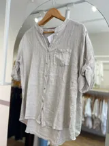 Camisa celeste de lino con mangas 3/4 y cuello mao.