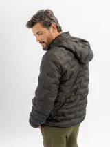 Campera puffer con capucha, color negro, de diseño capitoneado y cierre frontal.