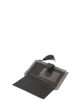 Billetera bifold Rockford, confeccionada en suede gris claro con compartimento frontal y solapa en cuero marrón oscuro. Cuenta con cierre de cremallera metálica con tirador de borla de cuero, cierre de broche magnético, múltiples ranuras para tarjetas y tecnología RFID.
