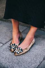 Bailarinas de terciopelo de seda color caramelo con detalle de flor en print ocre, blanco y negro.