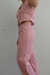 Chaleco corto a rayas verticales rojas y blancas, con cuello redondo y sisas amplias.