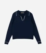 Suéter de punto en color bordó con corte slim, cuello polo y mangas largas. Presenta detalles de líneas blancas en contraste en el cuello y los puños, con acabado acanalado.