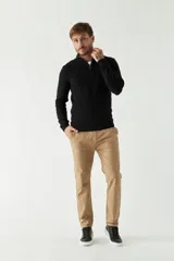 Sweater de punto negro con cuello alto y cierre parcial con cremallera.