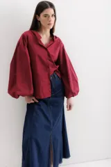 Camisa color borgoña de algodón con elastano, cuello mao y mangas largas abullonadas.