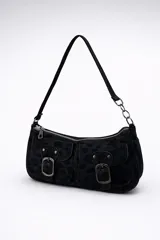 Cartera tipo baguette de tamaño pequeño con estampado animal print sutil en tono sobre tono. Presenta dos bolsillos frontales con solapa y hebillas metálicas decorativas, cierre superior con cremallera y asa corta para llevar al hombro con detalle de cadena en uno de los extremos.