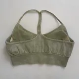 Top deportivo celeste con espalda estilo nadador y banda elástica en el bajo busto.