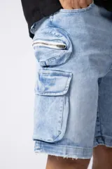 Bermuda cargo de jean con bolsillos laterales XL y efecto de lavado gastado. Presenta un corte cómodo y resistente, ideal para uso diario.