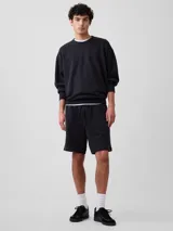 Short deportivo de hombre color negro, con cintura elástica ajustable mediante cordón y diseño holgado.