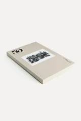 Remera negra de algodón con cuello redondo y mangas cortas. Estampado fotográfico en blanco y negro con texto Steven Meisel.