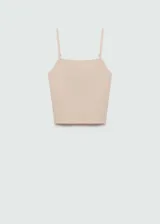 Top de punto fino color beige, con escote cuadrado y tirantes finos. Presenta un diseño entallado y corto.
