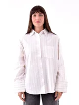 Camisa blanca con rayas verticales finas color beige, de corte amplio y mangas largas con puños abotonados.