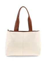 Cartera tipo tote de cuero color crema, con asas de hombro y detalles en marrón tostado. Incluye un llavero colgante de flecos de cuero y herrajes metálicos dorados.