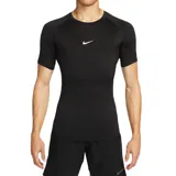Remera deportiva Nike Pro de ajuste ceñido, confeccionada en tejido técnico Dri-FIT transpirable. Presenta cuello redondo, mangas cortas y el logo de la marca estampado en el centro del pecho.