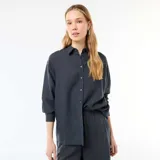 Camisa de lino mezclado color azul oscuro, con cuello camisero, manga larga y cierre frontal de botones.