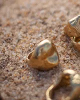 Anillo de metal macizo color plateado con forma orgánica irregular y superficie texturizada.