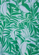 Mono largo de diseño recto y fluido, con estampado de hojas en tonos verdes y celestes. Presenta cuello redondo, tirantes finos, dos bolsillos laterales y cierre posterior con cremallera invisible y botón.