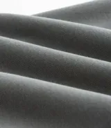 Pantalón de corte recto confeccionado en tejido de algodón y poliéster, con cintura elástica ajustable mediante lazo y bolsillos laterales.