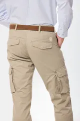 Pantalón cargo de gabardina en color verde militar, con bolsillos laterales tipo cargo con solapa y cierre de botón, y bolsillos frontales clásicos.