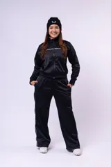 Campera deportiva negra con cierre frontal completo, cuello alto y detalles de líneas blancas horizontales en el pecho. Cuenta con puños de tela acanalada y diseño funcional.