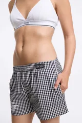 Short de tela a cuadros celeste y blanco con cintura elástica y bolsillos laterales.