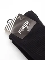 Pack de dos pares de medias deportivas largas, color blanco, con tejido acanalado y logo pequeño de la marca en tono gris oscuro en la zona del tobillo.