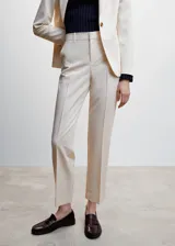 Pantalon de vestir de corte recto y tiro medio, confeccionado en tejido fluido. Presenta trabillas en la cintura, dos bolsillos laterales y dos bolsillos de ribete en la parte posterior.
