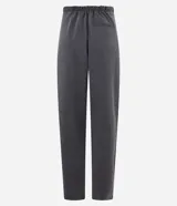 Pantalón de vestir gris con raya de tiza, corte recto, tiro alto, lazo en la cintura y elástico en la parte trasera.