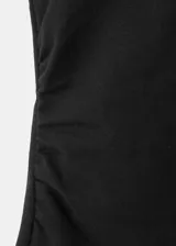 Top negro de algodón con diseño entallado, cuello halter y ribetes de encaje en los hombros y cuello. No incluye mangas.