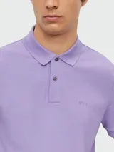 Polo de manga corta BOSS confeccionado en tejido de algodón piqué, con cuello clásico, cierre frontal de dos botones y logo bordado en el pecho.