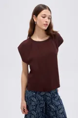 Remera sin mangas verde militar de viscosa, con cuello redondo a la base y diseño holgado.