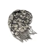 Bufanda de tejido de punto con diseño de estampado animal print en tonos negro y beige, con terminación de flecos en los extremos.