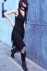 Bota alta de piel estilo biker, color negro, con diseño slouchy y puntera semi cuadrada. Cuenta con tacón bajo y ancho.