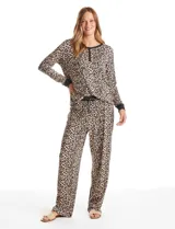 Conjunto de pijama compuesto por una remera de manga larga con escote redondo y cierre frontal de botones, y un pantalón largo con cintura elástica y lazo de ajuste. Presenta un diseño estampado de animal print.