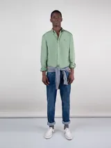 Camisa celeste de algodón con cuello abotonado, corte regular fit, manga larga con puños simples y logo bordado en el pecho.