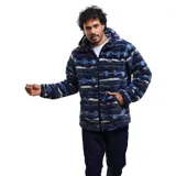 Canguro de sherpa con cierre frontal completo, capucha y bolsillos laterales. Presenta un estampado geométrico multicolor en tonos azules, grises y blancos. Confeccionado en tejido térmico de textura gruesa.