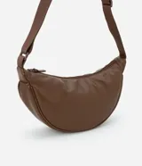 Bandolera mediana color marrón de poliuretano con asa transversal ajustable y cierre de cremallera.