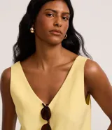 Musculosa azul marino con escote en V y diseño sin mangas, confeccionada en mezcla de viscosa y poliéster.
